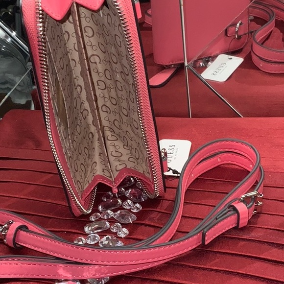Guess crossbody wallet used only a few times - Picture 3 of 7
